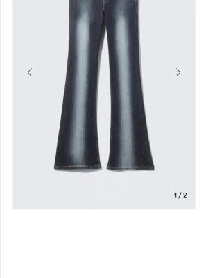 Weekday jeans - Säljer dessa low waist jeans från weekday! Storlek 28x34. Passar långa och korta ❣️ har en liten defekt längst ner vid kanten som knappast syns