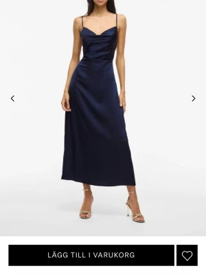 Marinblå klänning  - Säljer min marinblå balklänning i satinliknande material. Den är öppen i ryggen och är V ringad. Klänningen är inte använd (prislapp sitter kvar) då jag beställde fel storlek.💕