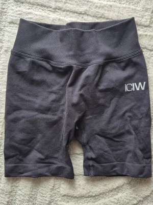 NYA korta träningstights m scrunch ICIW - Oanvända korta träningstights med scrunch bak från ICIW. Stl XS i mörkare grå färg. 