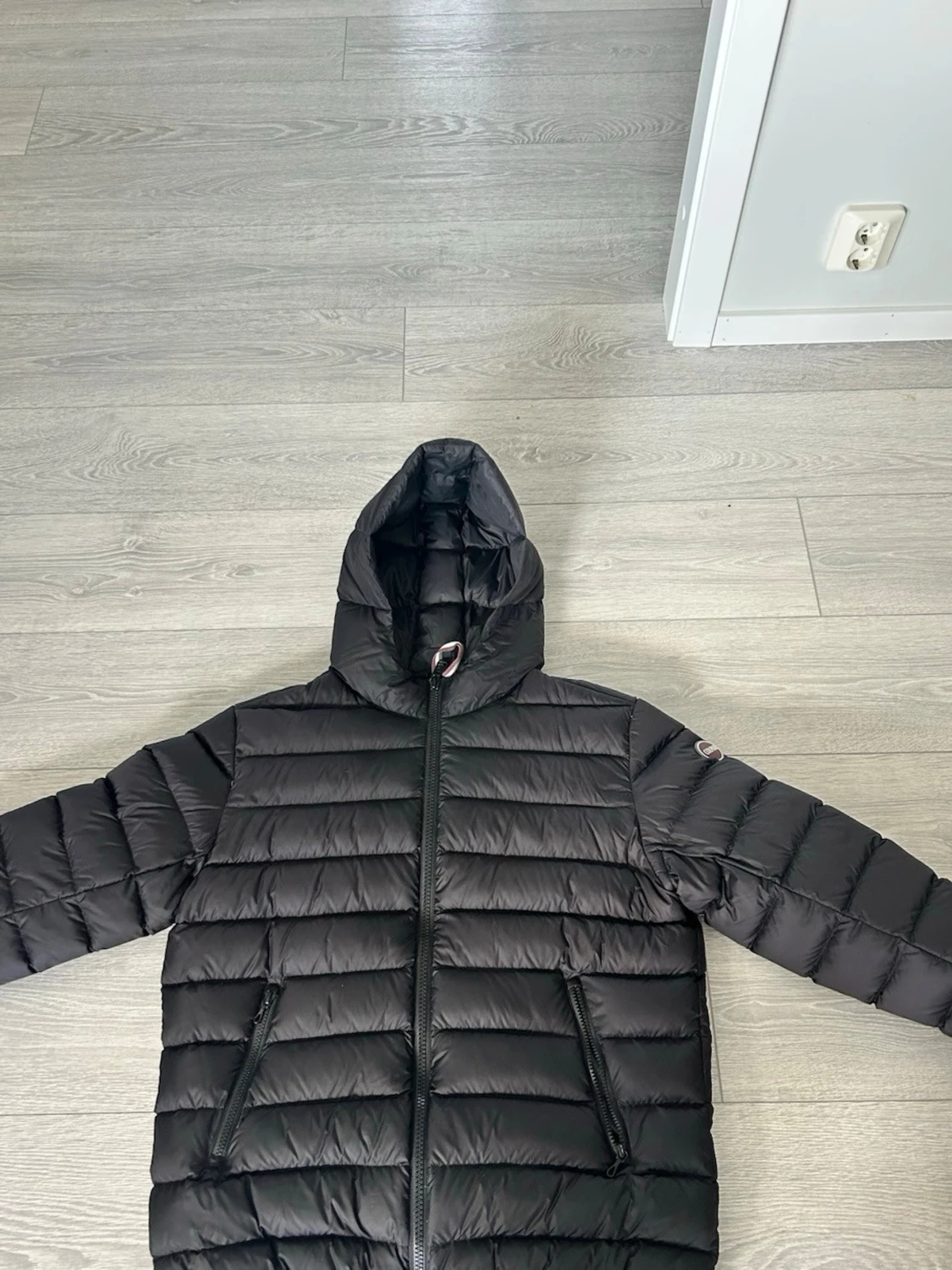 Svart dunjacka med huva från Colmar