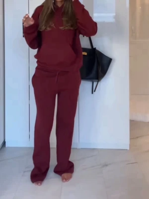 Trendigt mjukissett  - Jättefint vinrött mjukissett från Gina Tricot, storlek Xs i både byxor och hoodien. Kan finnas någon fläck (sista bild) och någon lös tråd.   Denna färgen säljs inte längre, därav priset!!