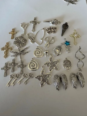 Berlock-paket - Säljer av material som jag använt för att göra smycken. Har 2025 tillverkat och sålt smycken för över 50.000kr så är något folk uppskattar (om man håller låga priser) . Nu har jag dock tappat intresset så säljer av allt jag har. Kolla gärna in andra annonser   I denna annons hittar du berlocker för smyckestillverkning . 