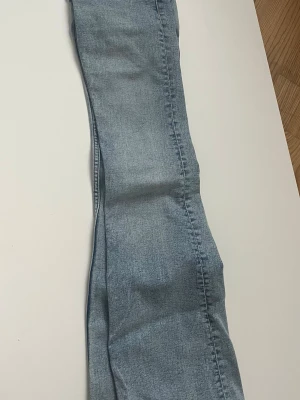 Ljusblå bootcut jeans - Säljer ett par ljusblå bootcut jeans i klassisk denim.  Från H&m storlek 32 passar mig som är 168 i längd