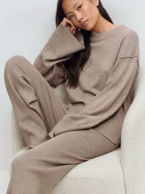 Beige stickad tröja - Mjuk stickad tröja i beige med rund hals och långa ärmar. Tröjan har en avslappnad passform och är tillverkad i ett ribbat material som ger en skön känsla. 