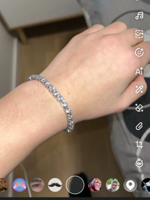 Silverfärgat armband med glittrande pärlor - Snyggt moissanit armband i silverfärg med runda, glittrande pärlor som sitter tätt intill varandra. Armbandet har en klassisk och stilren design som passar till många olika looks. Perfekt accessoar för dig som gillar lite extra bling.