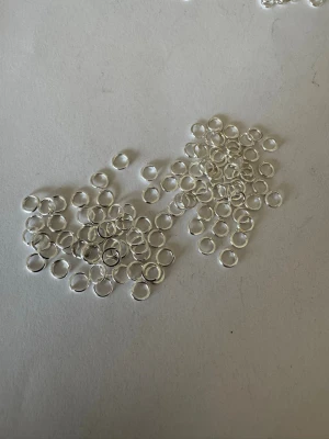 100st silvriga hopringar  - Säljer av material som jag använt för att göra smycken. Har 2025 tillverkat och sålt smycken för över 50.000kr så är något folk uppskattar (om man håller låga priser) . Nu har jag dock tappat intresset så säljer av allt jag har. Kolla gärna in andra annonser   I denna annons hittar du hopringar för smyckestillverkning 