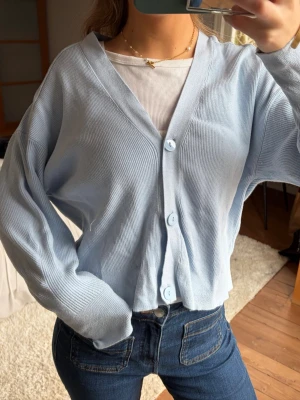 Ljusblå kofta med knappar - Superfin ljusblå kofta med knappar 