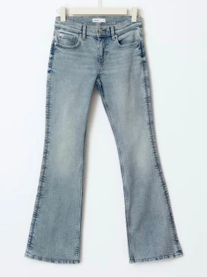 Low waist bootcut jeans från Gina Tricot - Säljer ett par ljusblå low waist bootcut jeans från Gina Tricot med klassisk femficksmodell och utsvängda ben. Jeansen har en snygg tvättad look och är tillverkade i mjuk denim med stretch för extra komfort. Perfekta för en trendig och avslappnad stil.