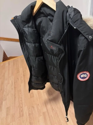 Jacka, 1:1,  - Liten skada i dragkedjan som är jobbig men går att dra upp och ner 