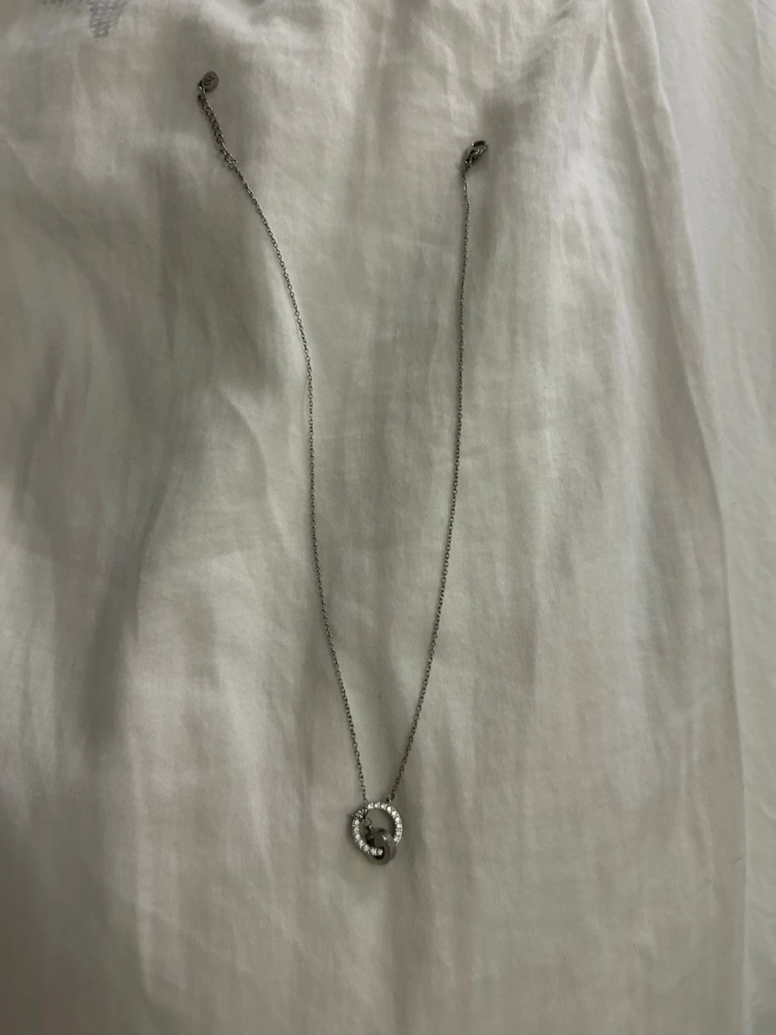 Silverhalsband med cirkelberlock från Edblad 