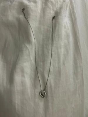 Silverhalsband med cirkelberlock från Edblad  - Säljer ett stilrent halsband i silver med en tunn kedja och en cirkelformad berlock dekorerad med små pärlor❤️