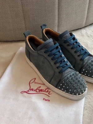 Christian Loubitin  - Säljer nu dessa loubs då jag inte använder dom längre, dustbags ingår vid köp. Skick 6,5/10 ( nit är borta) går ner i pris vid snabb affär!