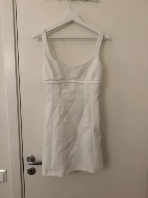 Vit kort klänning  - Fin vit kort klänning från Zara. Perfekt till studenten