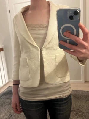 Krämvit kavaj från Maje - Chic maje kavaj med feminin passform och 3/4 ärmar 