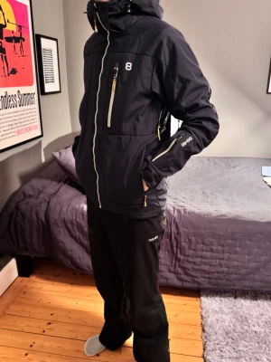 Skidset  - Säljer nu ett skidset som har blivit för litet. Det är 8848 jacka och byxor i fint skick. Och en zip tröja från McKinley. Hör av er vid frågor!