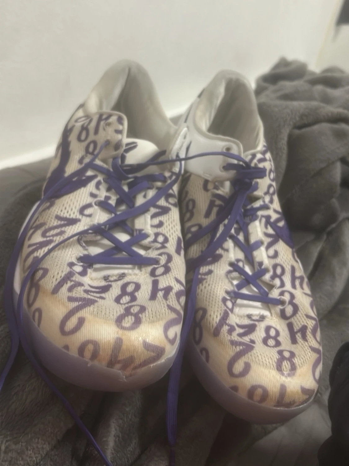 Vita sneakers med lila siffror - 1