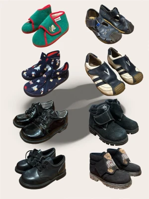 Stort Märkespaket Barnskor (8 par) – Kavat, Vincent, Babar m.m. – Strl 24–27 - Säljer ett rejält paket med kvalitetsskor för barn i olika storlekar och för olika tillfällen. Från festliga kostymskor till mjuka tofflor och rejäla kängor.  Paketet innehåller:  Storlek 24: Bonnie & Clyde kostymskor, svarta.  Storlek 25 (uppskattad): Laimeng kängor, svarta.  Storlek 25: Kavat kostymskor, svarta.  Storlek 25: Micio kängor med nalle-detalj.  Storlek 26: Babar tofflor, gröna med röd kant.  Storlek 26: Vincent sneakers, blå/vita.  Storlek 26: Kavat sandaler, blå med motorcykel-des