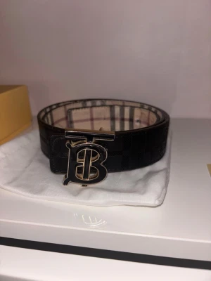 Burberry bälte - Säljer ett snyggt bälte från burberry ingår burberry påse burberry dustbag burberry kort burberry storlekpinne (om du vill göra egna hål lätt) och ett burberry bälte 2-side som du kan välja om du vill ha svart eller orginal rutigt mönster perfekt om gillar båda bälterna men bara vill ha ett. Skriv om du har någon fråga. Orginal låda kommer med också