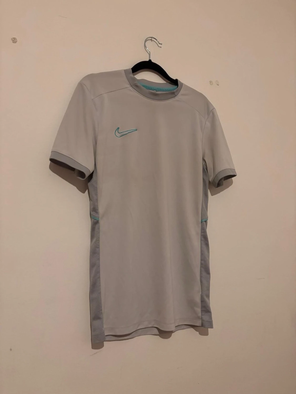 Ljusgrå sporttröja från Nike