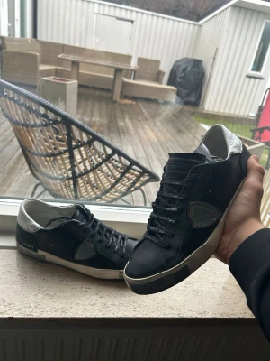 Philippe Model psrx black silver - Sjukt snygga modells för en bra prislapp. Skicket är mycket bra då slitningar kommer från fabrik och ger en fetare look. Storleken är 41 i Italien som motsvarar 42 i svenska storleken. Startpriset är på 1299 men tar emot bud😊😊