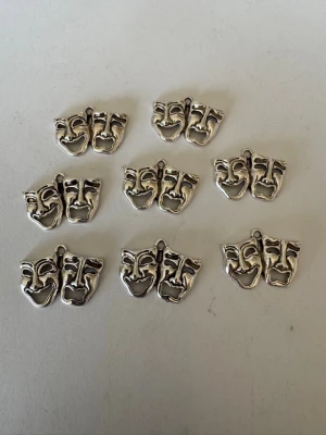 Berlocker glad ledsen (säljes styckvis ) - Säljer av material som jag använt för att göra smycken. Har 2025 tillverkat och sålt smycken för över 50.000kr så är något folk uppskattar (om man håller låga priser) . Nu har jag dock tappat intresset så säljer av allt jag har. Kolla gärna in andra annonser   I denna annons hittar du berlocker för smyckestillverkning . Kostar 10kr st men vid köp av 3 får man en extra . Blanda gärna med mina andra annonser där det säljs styckvis och gör ett eget paket