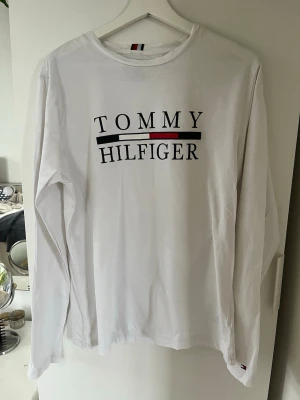 Vit långärmad Tommy Hilfiger t-shirt - Vit långärmad t-shirt från Tommy Hilfiger.