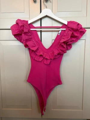 Rosa volangbody - Rosa volangbody från Zara. Använd 1 gång!