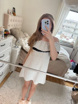 Prickig Zara klänning - Superfin prickig miniklänning med volang! Klänningen har även fickor. Från en gammal kollektion så den säljs inte längre 💗 Fast pris på denna!  Kika gärna in mina andra plagg, vill få bort så mycket som möjligt 🥂