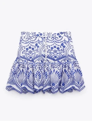 Vit och blå mönstrad volangkjol - Superfin kort kjol i vitt och blått med detaljerat mönster och volangkant. Från Zara i fint skick! Pris kan gå att diskutera!