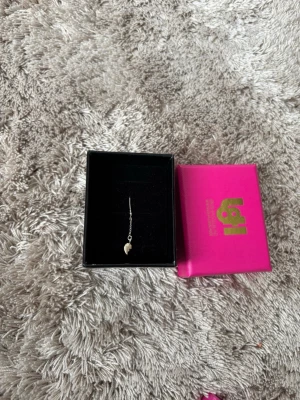 ”Världens skönaste” örhänge från L8Hasselblad  - Säljer detta superfina örhänge från L8Hasselblad som är i äkta 925 silver! Örhänget är känt för att vara världens skönaste eftersom man kan sova med det utan att känna av det! Örhänget är oanvänt och säljs på grund av att det inte kommer till användning! Nypris:250kr 💕