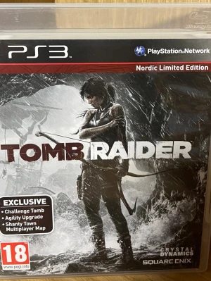 Tomb Raider Nordic Limited Edition PS3 - Tomb Raider Nordic Limited Edition till PlayStation 3. Actionäventyrsspel med Lara Croft, exklusiva bonusar som Challenge Tomb och Agility Upgrade. Omslaget är mörkt med Lara Croft i centrum, materialet är plast och papper.