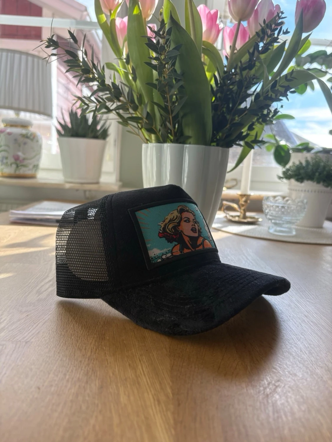 Svart keps med pop art-motiv - 1