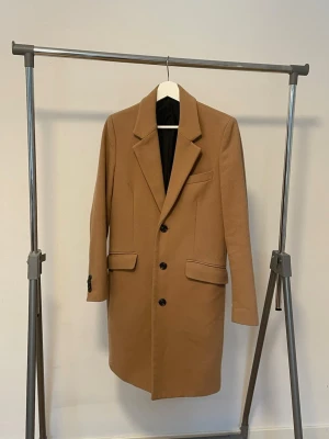 Kamelfärgad kappa - Snygg kamelfärgad kappa i storlek XS, pris kan diskuteras vid snabb affär.