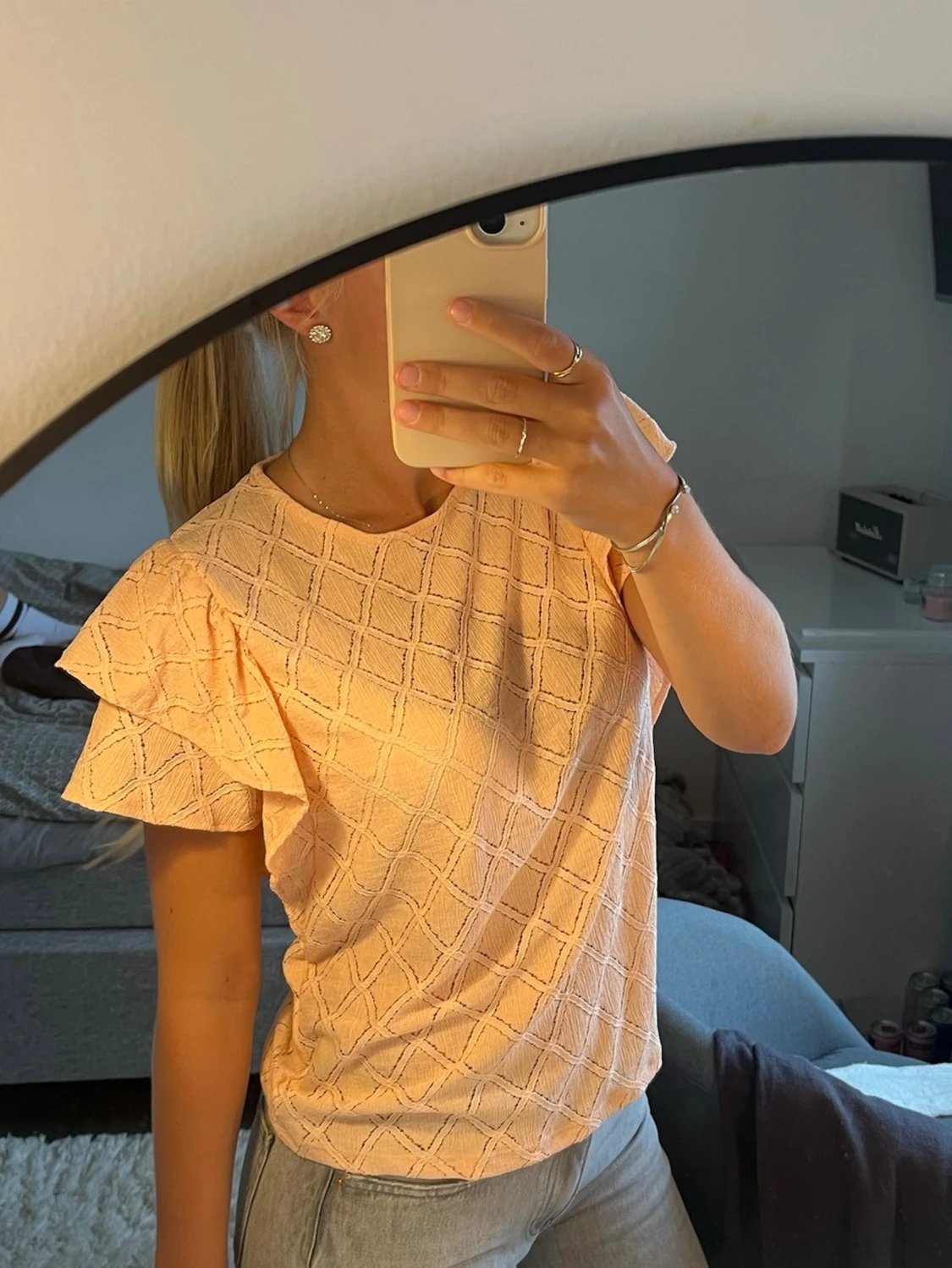 Persikofärgad blus med volangärm
