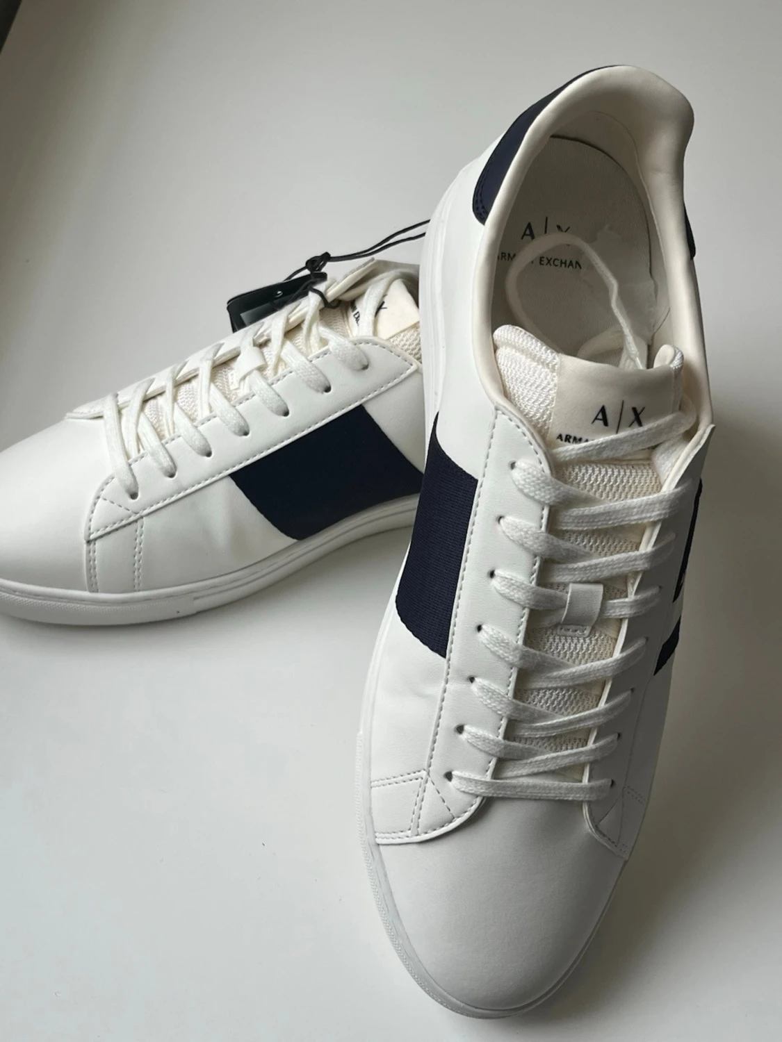Vita Armani Exchange sneakers med blå detalj - 1