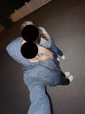 0 (TAR BORT)) - Säljer en mörkblå Parajumpers jacka med huva och ikonisk patch på ärmen. Jackan har dragkedja framtill och är tillverkad i ett slitstarkt material som passar perfekt för kyliga dagar. Snygg och sportig design som är lätt att matcha.