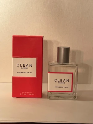 CLEAN Classic Strawberry Fields  - CLEAN Classic i doften Strawberry Fields. CLEAN Classic i doften Strawberry Fields.  60ml test sprayad   Parfymen doftar jordgubb och fräscht på samma gång. Nypris för 60ml är 550kr och uppåt. 