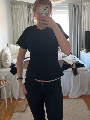Svart utsvängd t-shirt  - En basic svart t-shirt med utsväng där nere 🙌🏼 helt ny från HM storlek S 🥰