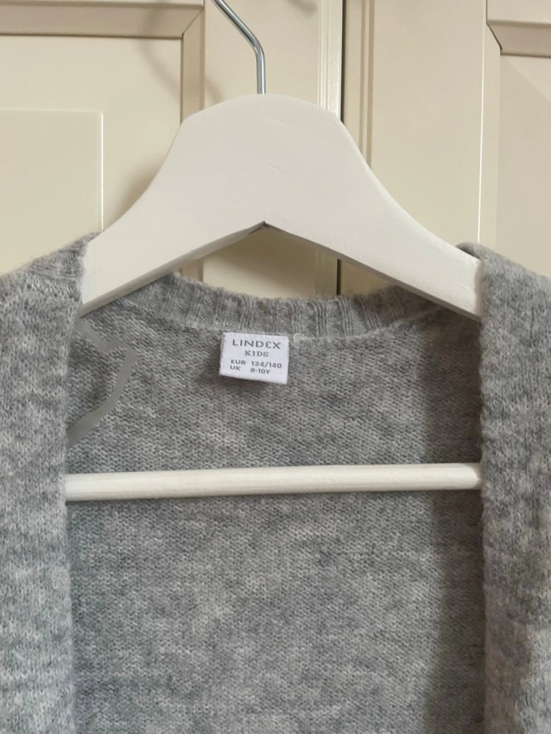 Ljusgrå lång kofta med rosetter - 2