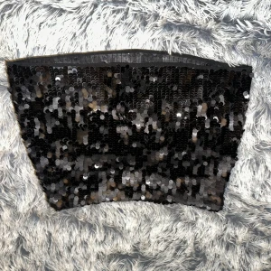 Svart paljettkjol  - Glittrig svart kortkjol från Ginatricot,  med paljetter som ger en riktigt festlig look. Kjolen är i storlek 158 men passar bra på mig som är xs. Första bilden är upp och ner så ha det i åtanke. 