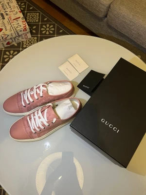 Rosa Gucci sneakers med monogram - Snygga rosa sneakers från Gucci med klassiskt GG-monogram på sidan. Perfekt för dig som vill ha en exklusiv och trendig look. Kommer med originalkartong och tillbehör. Kvitto finns även. 