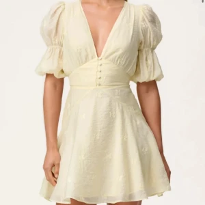 Ljusgul kort klänning från Adoore - Supersöt ljusgul kort klänning från Adoore med puffärmar, djup v-ringning och knappar framtill. Helt ny, med lappen kvar!💕Säljer för att den är för liten för mig och köpte på en utförsäljning där man inte kan lämna tillbaka🙌🏼