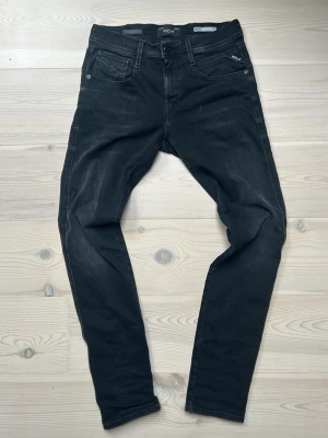 Svarta slim fit jeans från replay - Säljer ett par feta svarta jeans från replay, skick 8/10. Kontakta vid frågor eller fler bilder, kan gå ned i pris vid snabb affär 🤩