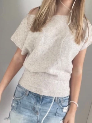 Beige off shoulder stickad topp - Säljer en ljusbeige stickad topp som är off shoulder från Nelly. Jätte fin till våren! 💗