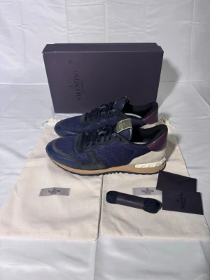Valentino Rockrunner skor - Valentino Rockrunner skor Storlek: 43. Vad som ingår: Allting orginalt Pris: 2399kr. Skick: 9,5/10 Etc: Priset ej hugget i sten.