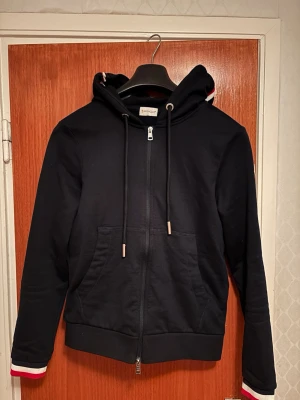 Moncler Zip Hoodie - Säljer min blåa Moncler hoodie för att den är lite för liten. Pris kan diskuteras.