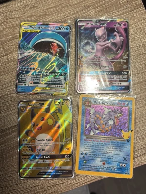 Pokémon GX och holo samlarkort pris kan diskuteras - Fyra Pokémon samlarkort: Magikarp & Wailord GX, Mewtwo GX, Raichu GX och Dark Gyarados. Alla kort är holografiska och ligger i plastfickor. Perfekt för dig som vill utöka din Pokémon-kortsamling med coola och färgglada GX-kort.