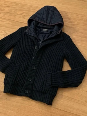 Cardigan från PULL&BEAR - Säljer en väldigt sällsynt cardigan som det inte finns många av från PULL&BEAR. Denna är sjukt stilig och snygg. Storleken är M. Skicket är 10/10. Priset är 1099kr men kan sänkas.