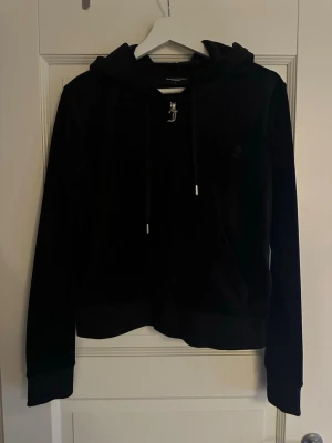 Svart velour hoodie från Juicy Couture - Säljer en svart hoodie i mjuk velour från Juicy Couture. Ändas använd fåtal gånger, som ny. Är i storlek L men sitter som en S.