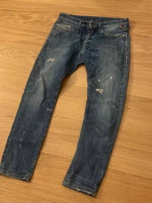 Replay Jeans (Archive & Grisch) - Säljer ett par riktigt snygga Replay jeans i färgen blå, med slitningar och tvätt. Skicket är 8/10. Storleken är W32, L32. Priset kommer att ligga på 699kr.